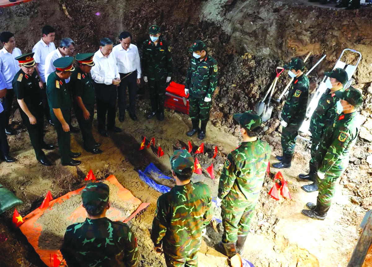 Tổng Bí thư, Chủ tịch nước Tô Lâm thị sát công tác tìm kiếm, quy tập hài cốt liệt sỹ tại Công viên Lê Thị Riêng. Ảnh: TTXVN.
