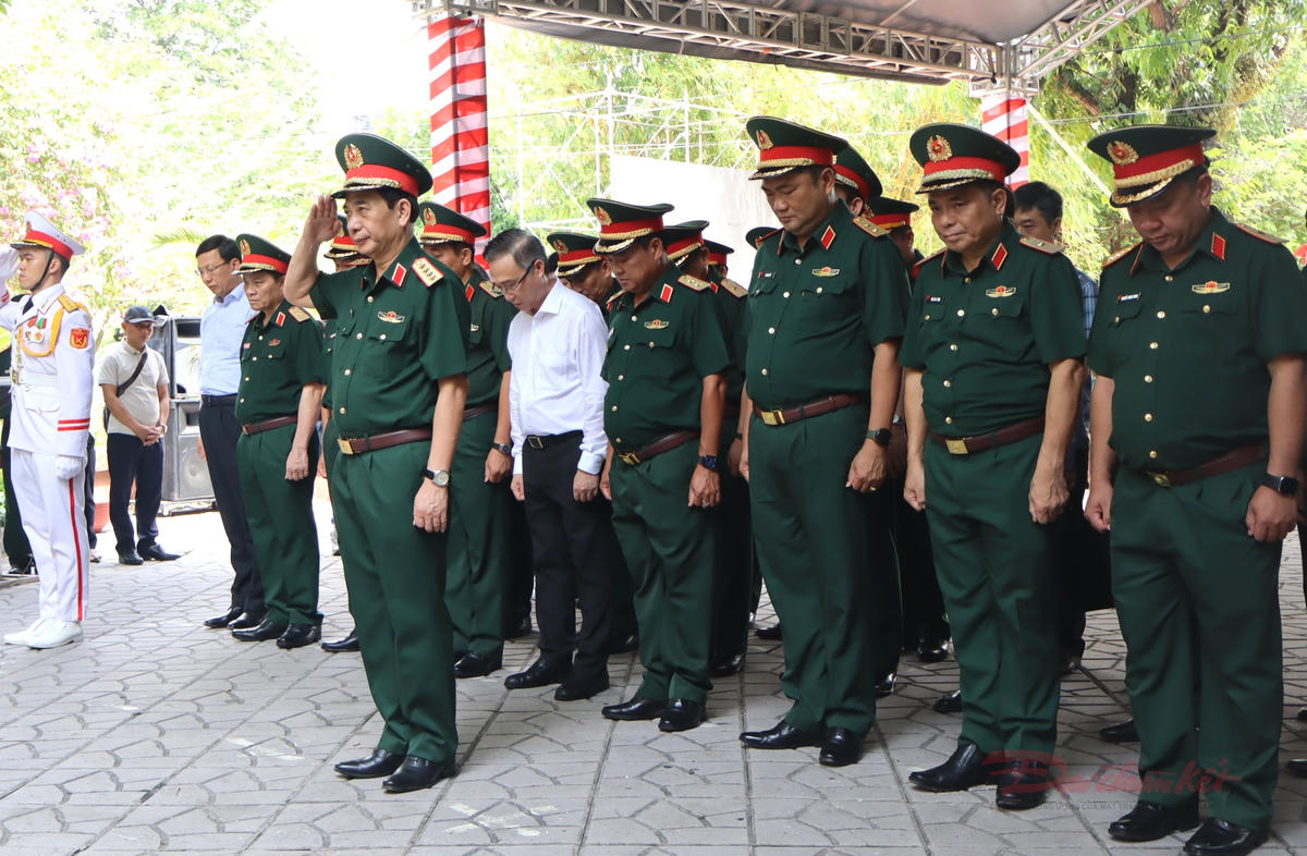 Đại tướng Phan Văn Giang thăm, động viên lực lượng tìm kiếm hài cốt liệt sĩ tại công viên Lê Thị Riêng