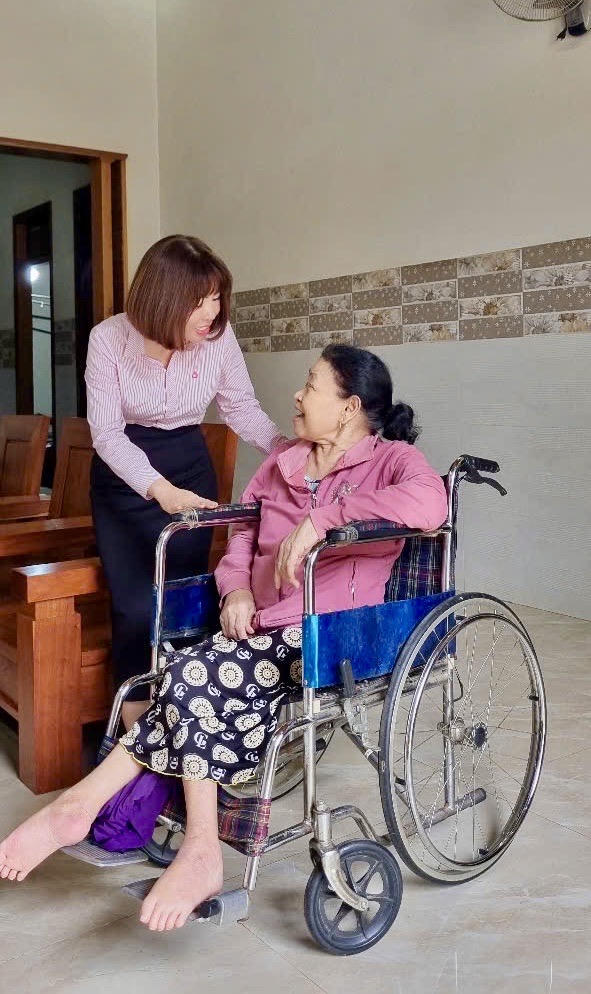 Phó Giám đốc chi nhánh NHCSXH tỉnh thăm Thương binh 81% H Bel Byã tại Buôn Knul xã Eana.