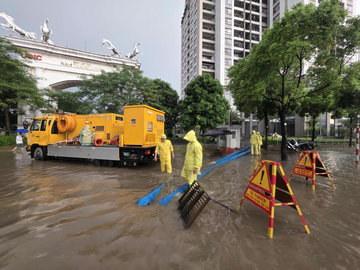 Mưa lớn khiến đường Võ Chí Công dềnh nước.