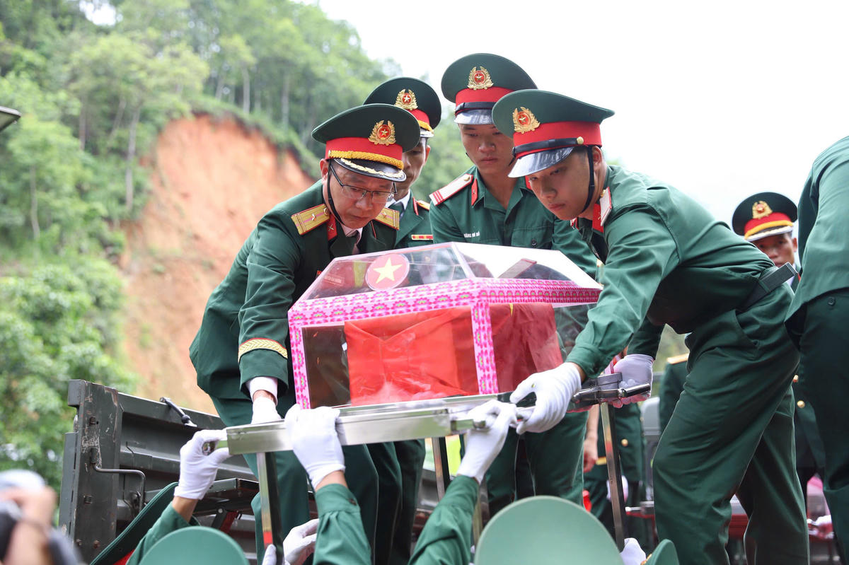 Cán bộ, chiến sĩ cẩn trọng đưa linh cữu các Anh hùng liệt sĩ lên xe phục vụ lễ di quan, đưa các Anh hùng liệt sĩ trở về an nghỉ trong lòng đất mẹ.