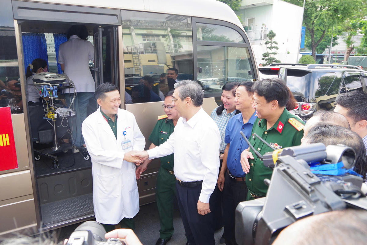 Ông Nguyễn Phước Lộc động viên đội ngũ cán bộ, y, bác sĩ, tình nguyện viên Bệnh viện Quân y 7A trước giờ xuất quân. Ảnh: Q.Đ.