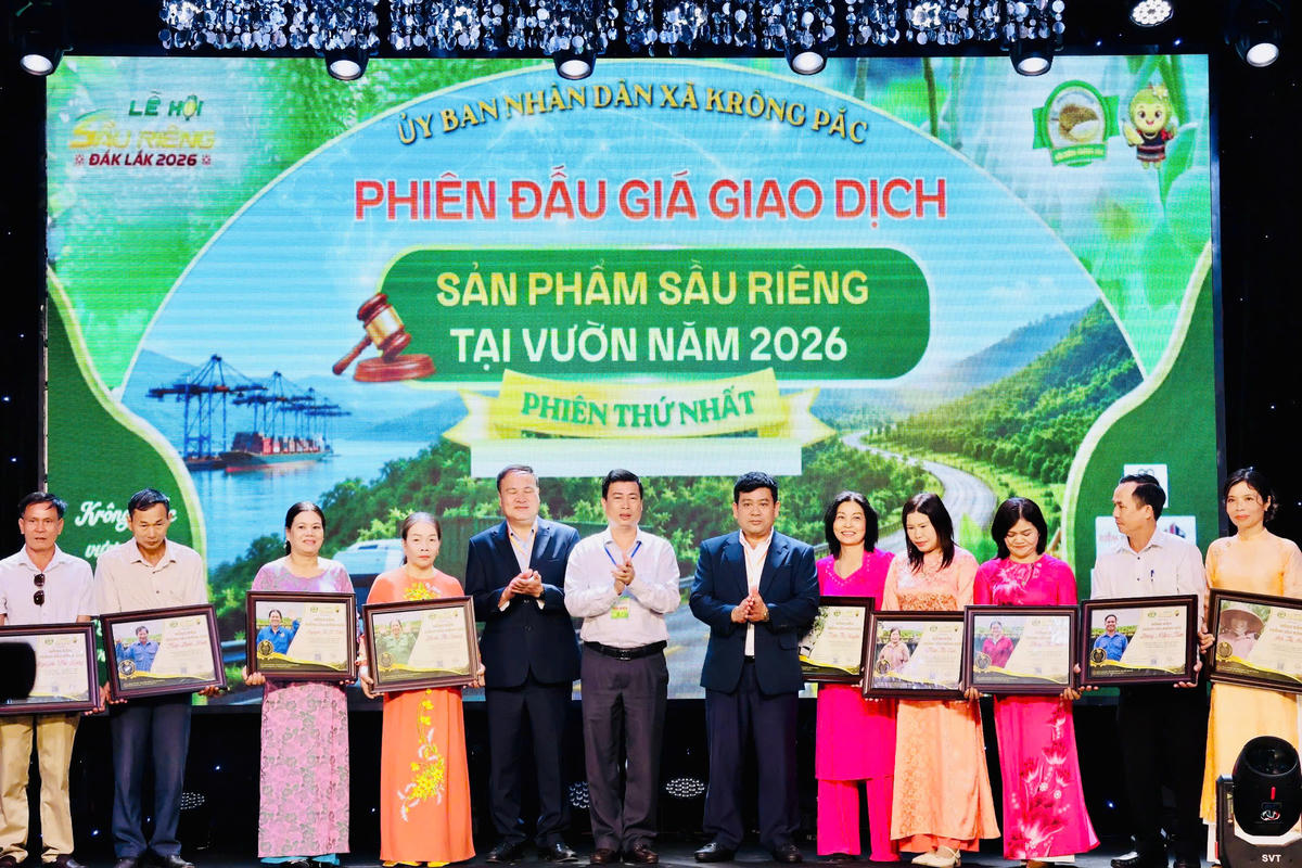 Ban tổ chức đã trao bằng vinh danh 10 hộ nông dân có vườn sầu riêng tham gia đấu giá. Ảnh: MP.
