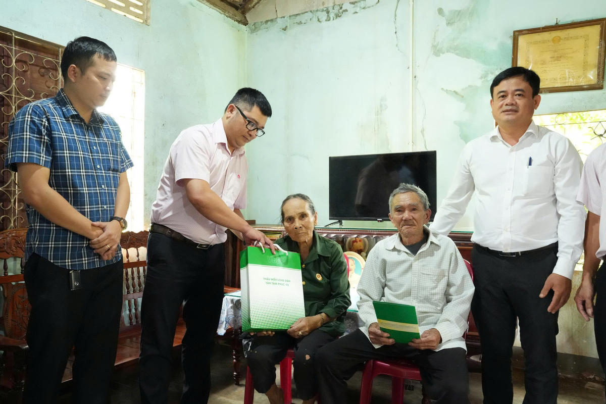 Ông Nguyễn Duy Gia, Phó Giám đốc , Chủ tịch Công đoàn cơ sở chi nhánh NHCSXH tỉnh Đắk Lắk thăm và tặng quà cho thương binh Trần Văn Diên( tỷ lệ thương tật 2/4) tại thôn 5 xã Tân tiến.