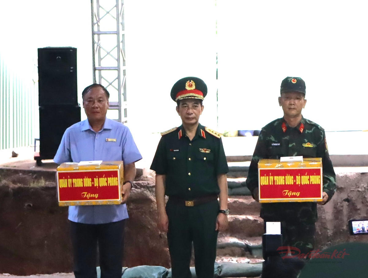 Đại tướng Phan Văn Giang thăm, động viên lực lượng tìm kiếm hài cốt liệt sĩ tại công viên Lê Thị Riêng