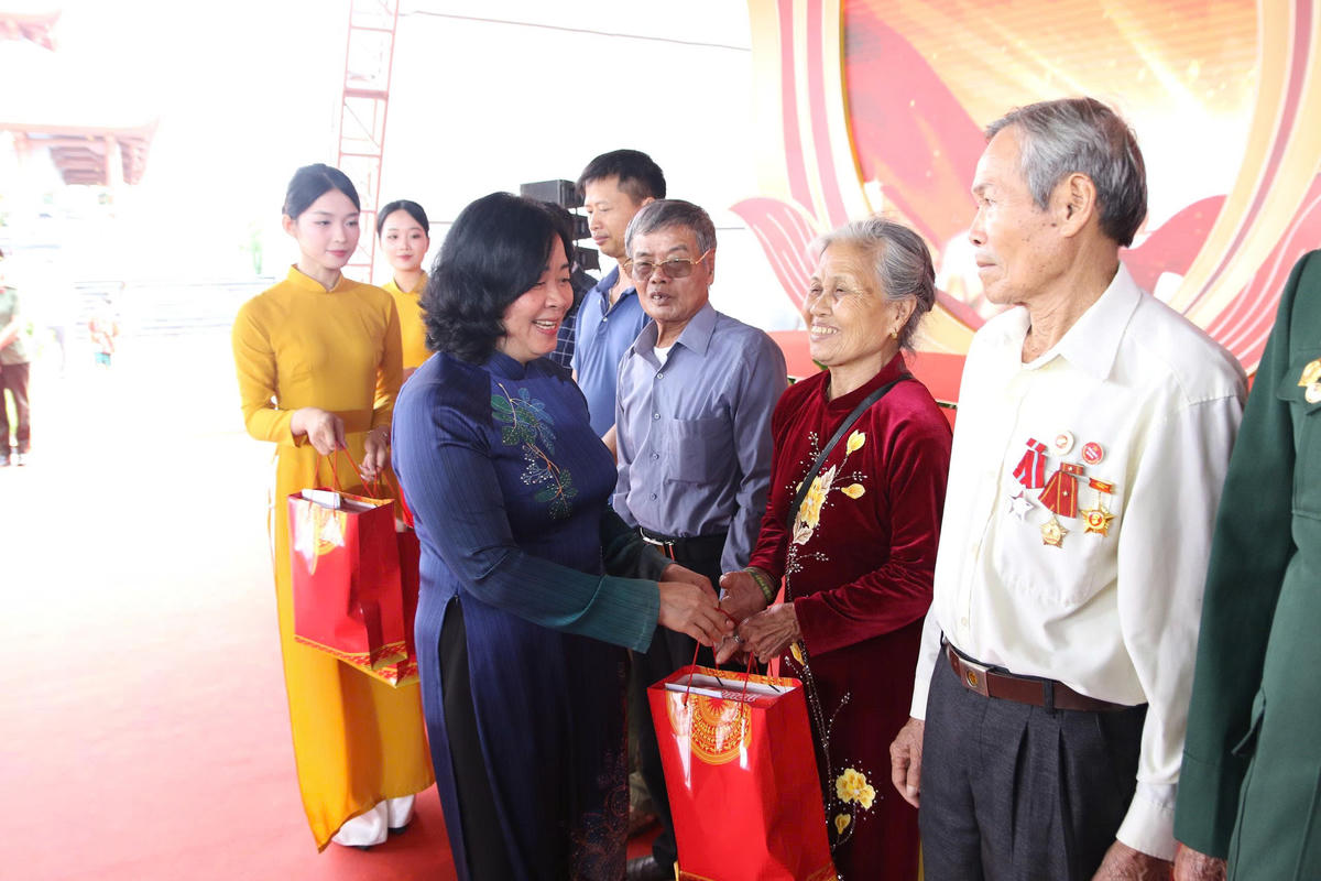 Chủ tịch Ủy ban Trung ương MTTQ Việt Nam Bùi Thị Minh Hoài tặng quà các thương binh, thân nhân gia đình liệt sĩ xã Xuân Trúc, tỉnh Hưng Yên. Ảnh: Duy Hưng.