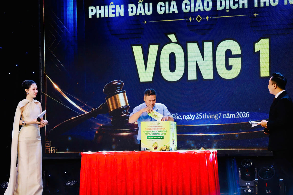 Đại diện các doanh nghiệp thực hiện bỏ phiếu tại sân khẩu buổi lễ đấu giá - Ảnh: MP.