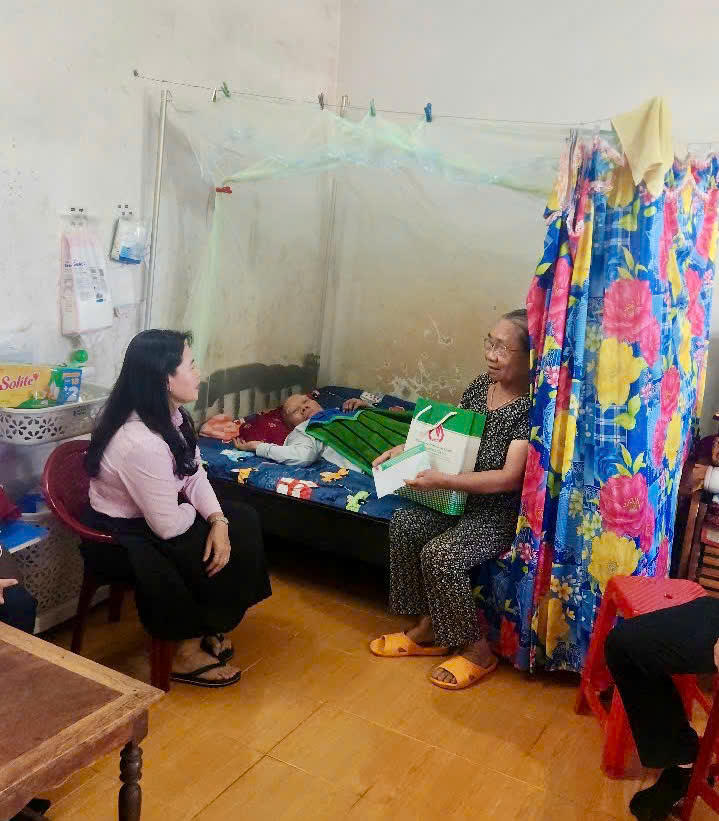 Phó Giám đốc, Phó Chủ tịch Công đoàn cơ sở NHCSXH tỉnh thăm thương bệnh binh Y Kai Niê Kđăm (51%), tại phường Buôn Hồ.