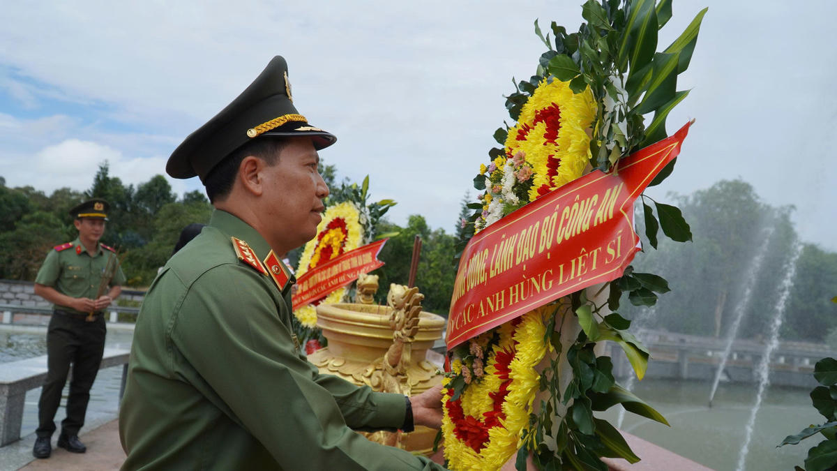 Thượng tướng Lê Văn Tuyếndâng hoa trước Đài tưởng niệm các anh hùng liệt sĩ, Khu Di tích lịch sử Quốc gia Ban An ninh Khu IX. Ảnh: PS