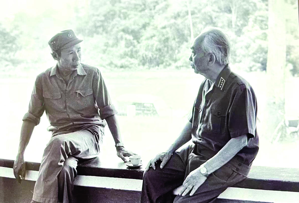 Đại tướng Võ Nguyên Giáp và nhà văn Hữu Mai.