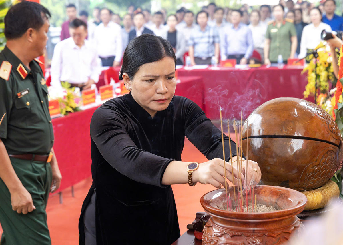Lãnh đạo tỉnh Quảng Ngãi dâng hương tưởng niệm Anh hùng liệt sĩ. Ảnh: BT.