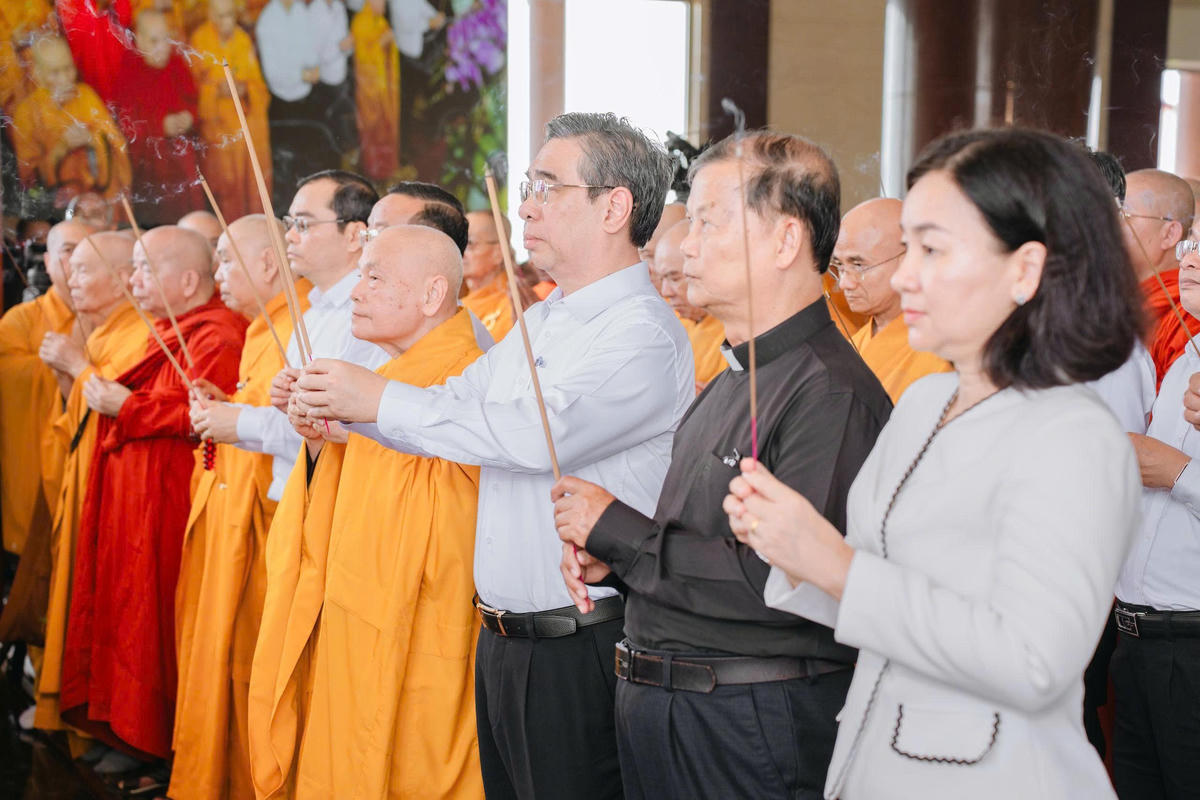 Lãnh đạo Trung ương Giáo hội Phật giáo Việt Nam và lãnh đạo TP Hồ Chí Minh thực hiện nghi thức Lễ tưởng niệm Anh hùng Liệt sĩ nhân kỷ niệm 79 năm ngày Thương binh - Liệt sĩ. Ảnh: MT.