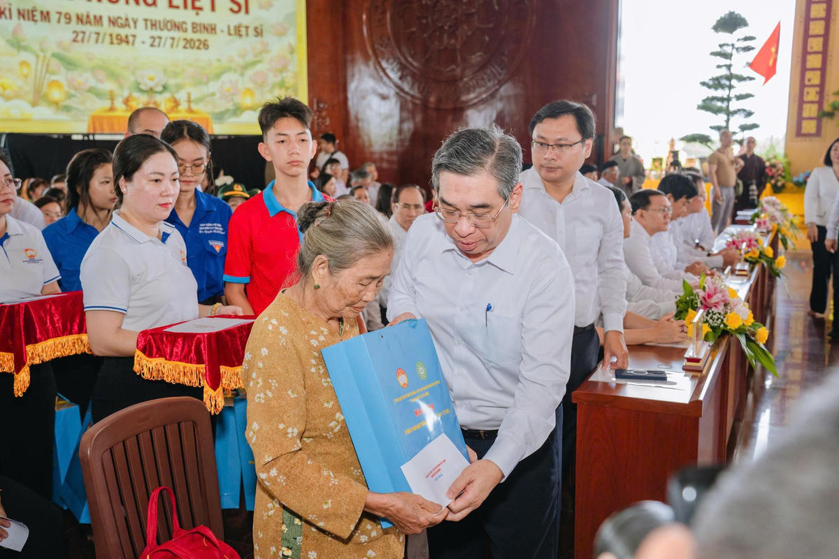 Ông Nguyễn Phước Lộc tặng quà cho các gia đình có công. Ảnh: MT.