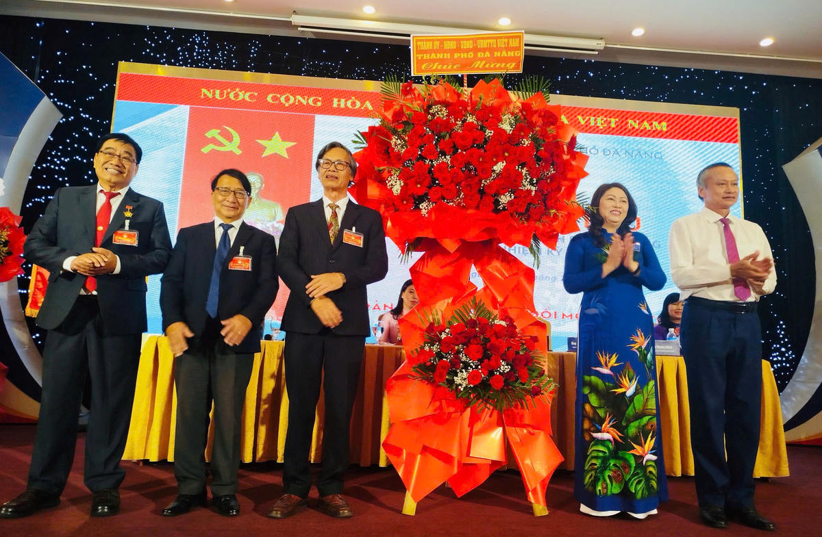 Bà Nguyễn Thị Thu Lan, (bên phải), Phó Chủ tịch Thường trực Ủy ban MTTQ Việt Nam TP Đà Nẵng tặng hoa chúc mừng Đại hội. Ảnh: CĐ.