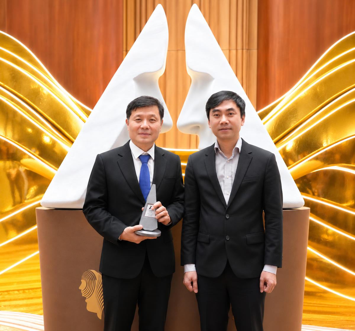 GS. Vũ Hà Văn (bên trái) và TS. Võ Sỹ Nam là hai tác giả chính của bài báo.