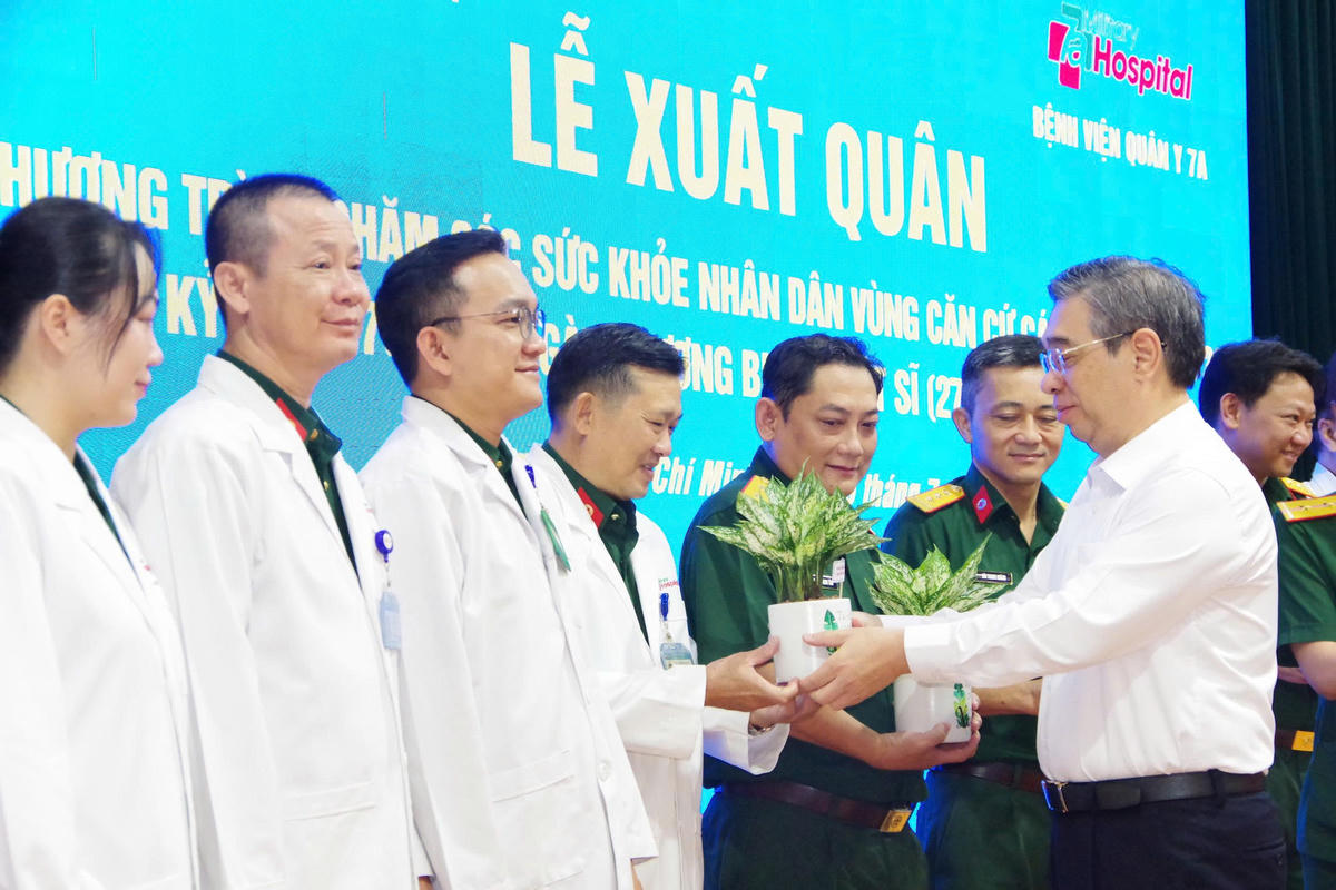 Ông Nguyễn Phước Lộc tặng cây xanh cho đội ngũ cán bộ, y, bác sĩ Bệnh viện Quân y 7A tại Lễ xuất quân chăm sóc sức khỏe nhân dân. Ảnh: Q.Đ.