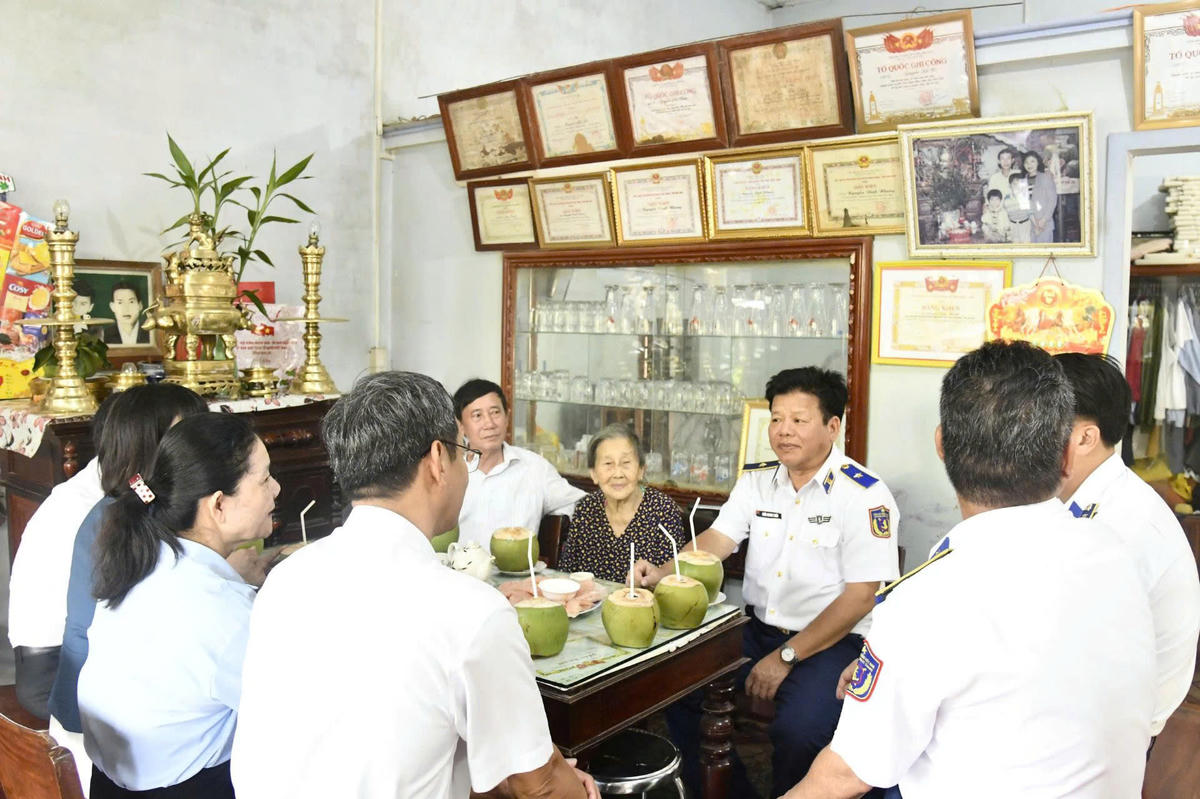 Đoàn công tác đến thăm, tặng quà tri ân Mẹ Việt Nam anh hùng Từ Thị Nghiệm. Ảnh: CS.