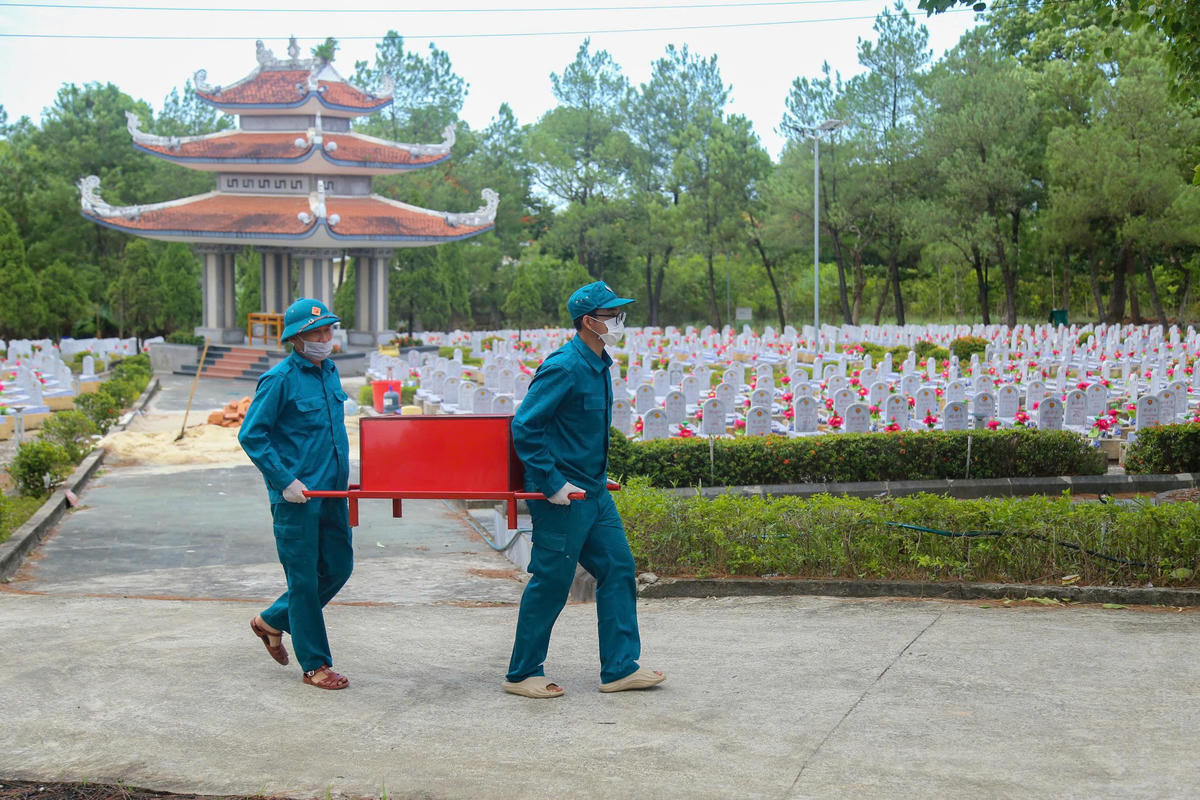 Công tác khai quật, lấy mẫu sinh phẩm phục vụ giám định AND để xác minh danh tính hài cốt liệt sĩ được tiến hành khẩn trương, cẩn trọng, tỉ mỉ.