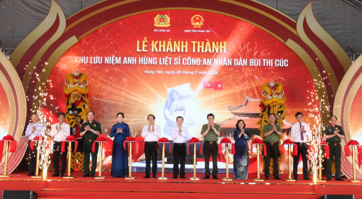 Chủ tịch Ủy ban Trung ương MTTQ Việt Nam Bùi Thị Minh Hoài, Bộ trưởng Bộ Công an Lương Tam Quang, lãnh đạo tỉnh Hưng Yên cùng các đại biểu thực hiện nghi thức cắt băng khánh thành công trình. Ảnh: Duy Hưng.
