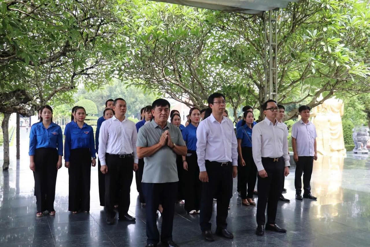 Đoàn công tác thành kính tưởng nhớ, tri ân những anh hùng liệt sĩ đã anh dũng hy sinh vì Tổ quốc. Ảnh: MTTQ tỉnh Điện Biên.