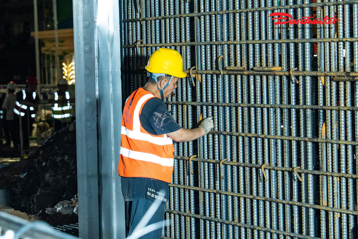 Toàn cảnh công trường thi công kết cấu ngầm đầu tiên của tuyến metro số 5 Văn Cao - Hòa Lạc