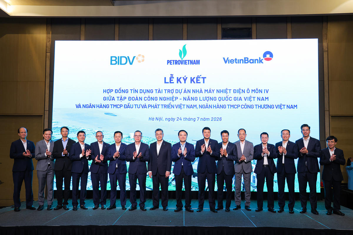Lãnh đạo Petrovietnam, BIDV và VietinBank tại lễ ký kết.