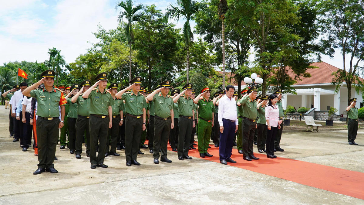 Thượng tướng Lê Văn Tuyến cùng các đại biểu dành một phút mặc niệm tri ân, tưởng nhớ các anh hùng liệt sĩ tại Khu Di tích lịch sử Quốc gia Ban An ninh Khu IX. Ảnh: PS