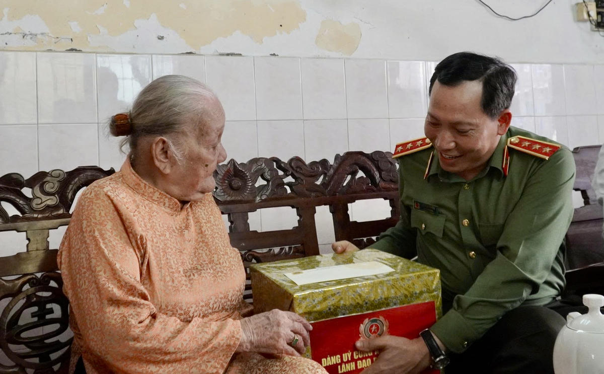 Thượng tướng Lê Văn Tuyến trao quà tặng Mẹ Việt Nam Anh hùng Đặng Thị Liễu. Ảnh: PS