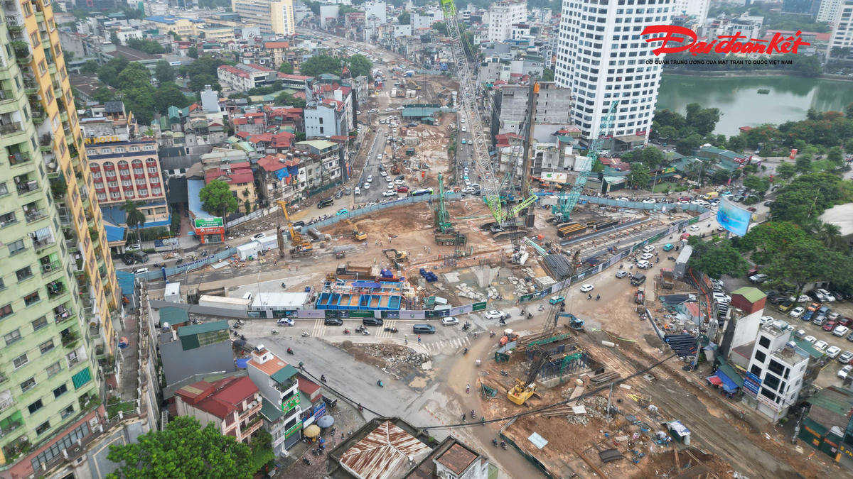 Theo ghi nhận của PV Báo Đại đoàn kết, sau nhiều tháng chuẩn bị mặt bằng và triển khai các hạng mục kỹ thuật, dự án tuyến đường sắt đô thị số 5 Văn Cao - Hòa Lạc đã chính thức bước sang giai đoạn thi công kết cấu ngầm.