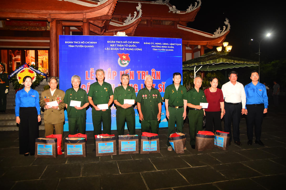 Lãnh đạo MTTQ Việt Nam tỉnh, Tỉnh đoàn Tuyên Quang tặng quà cho các gia đình thương binh, liệt sĩ, người có công.