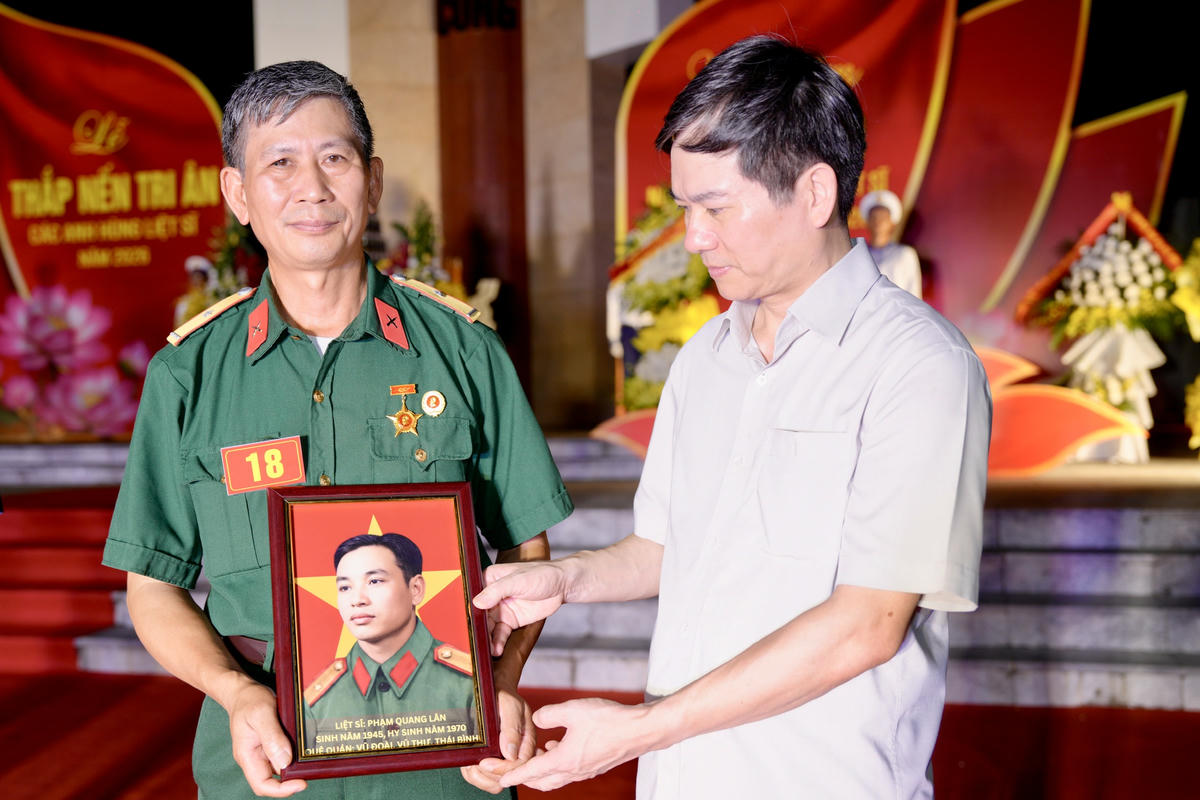 Quảng Ninh: Trao ảnh phục dựng chân dung liệt sĩ tới thân nhân các gia đình