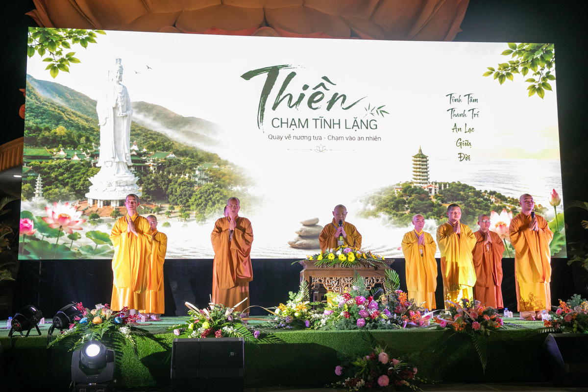 Hơn 1.000 người tham gia “Thiền chạm tĩnh lặng” tại chùa Linh Ứng Sơn Trà