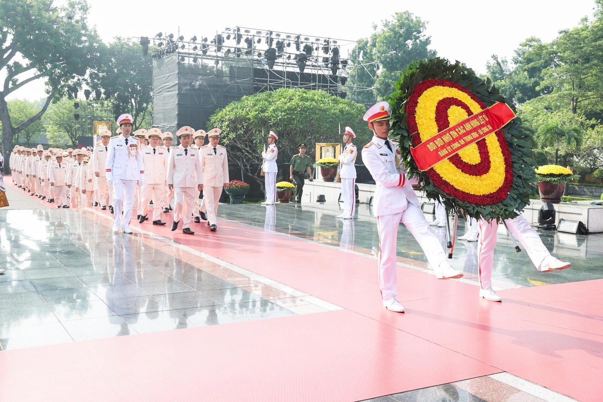 Đoàn đại biểu Đảng ủy Công an Trung ương - Bộ Công an đặt vòng hoa, tưởng niệm tại Đài tưởng niệm các Anh hùng liệt sĩ.
