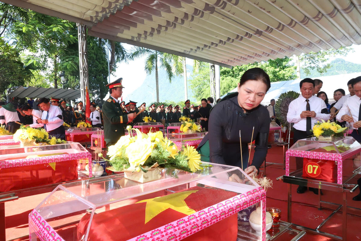 Ủy viên Trung ương Đảng, Phó Chủ tịch - Tổng Thư ký Ủy ban Trung ương MTTQ Việt Nam Hà Thị Nga thắp hương tri ân các Anh hùng liệt sĩ.