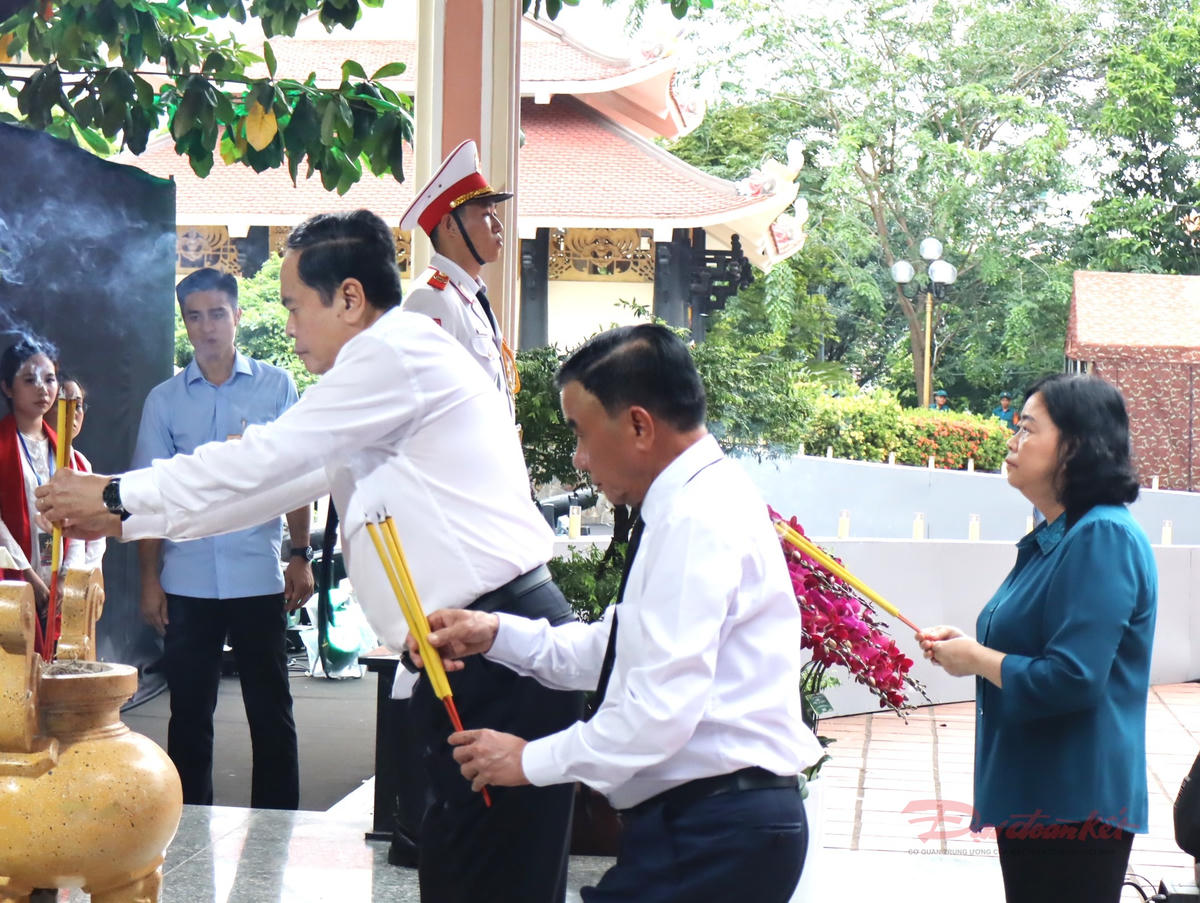 Chủ tịch Quốc hội Trần Thanh Mẫn dâng hoa, dâng hương viếng anh hùng liệt sĩ tại công viên Lê Thị Riêng