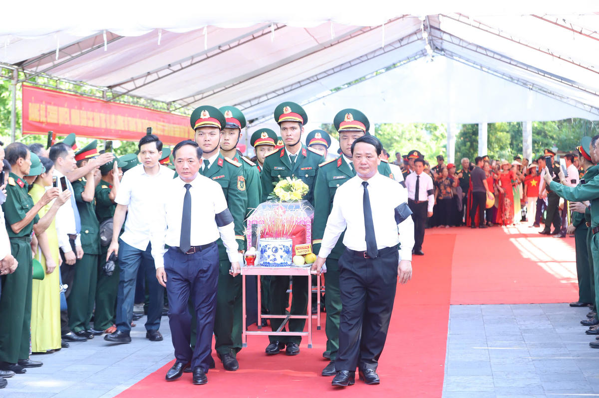 Trưởng Ban Tuyên giáo và Dân vận Trung ương Trịnh Văn Quyết cùng Bí thư Tỉnh ủy Tuyên Quang Hầu A Lềnh thực hiện nghi thức truy điệu và an táng các Anh hùng liệt sĩ.