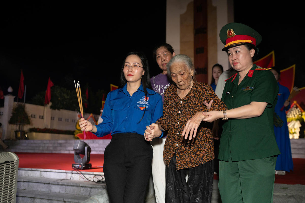 Quảng Ninh: Trao ảnh phục dựng chân dung liệt sĩ tới thân nhân các gia đình