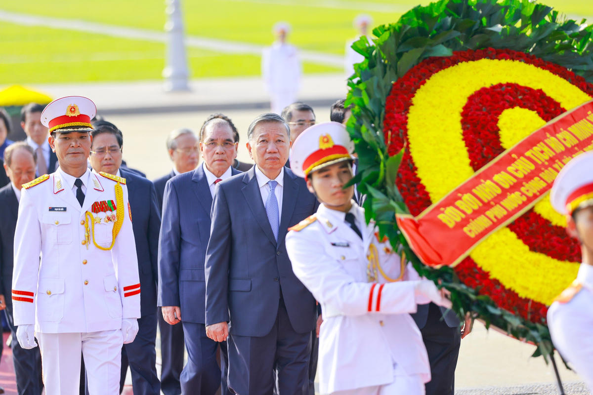  Đoàn đại biểu Ban Chấp hành Trung ương Đảng, Chủ tịch nước, Quốc hội, Chính phủ  vào Lăng viếng Chủ tịch Hồ Chí Minh.