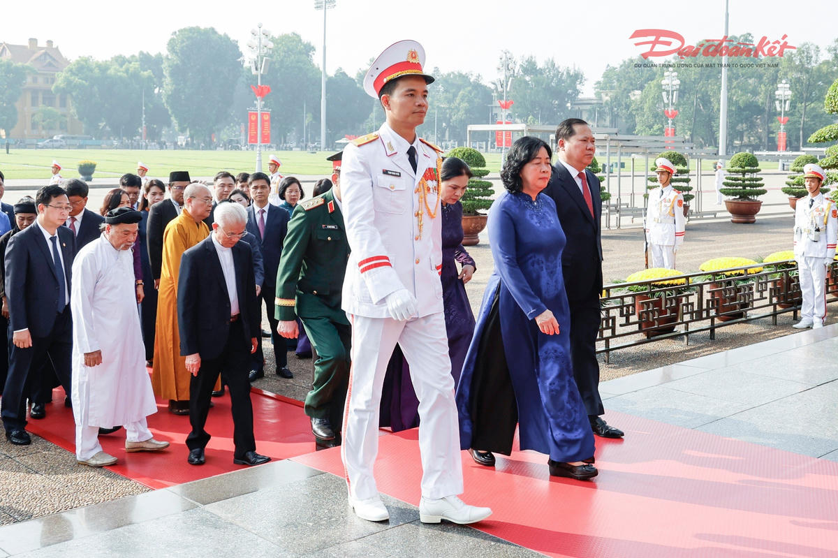 Chủ tịch UBTƯ MTTQ Việt Nam Bùi Thị Minh Hoài và Đoàn đại biểu UBTƯ MTTQ Việt Nam vào Lăng viếng Chủ tịch Hồ Chí Minh. Ảnh: Quang Vinh.