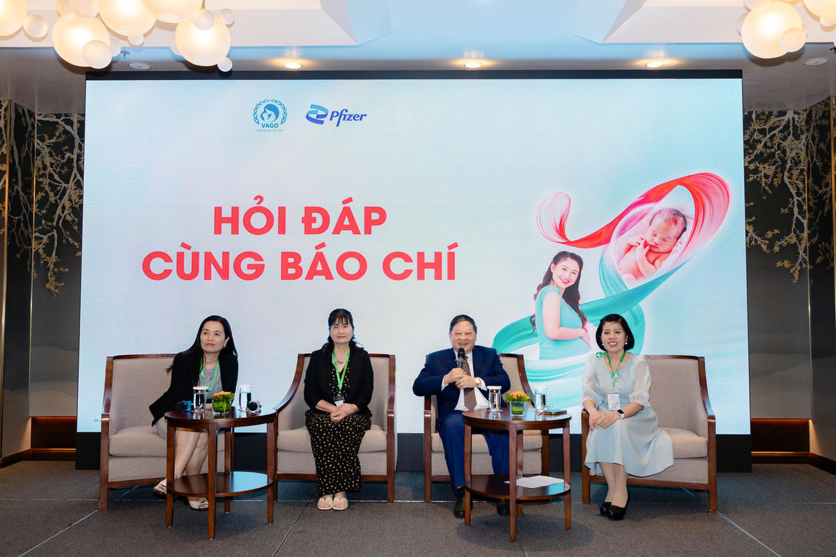 Các chuyên gia y tế tham gia chia sẻ tại tọa đàm (từ trái qua): PGS.TS.BS Nguyễn Thị Diệu Thúy - Trưởng Bộ môn Nhi, Đại học Y Hà Nội; Trưởng khoa Nhi, Bệnh viện Đại học Y Hà Nội ; TTND.PGS.TS.BS.CKII Lưu Thị Hồng - Phó Giám đốc Trung tâm Sản Phụ khoa, Bệnh viện Đa khoa Tâm Anh Hà Nội; GS.TS.BS Nguyễn Viết Tiến - Chủ tịch Hội Phụ Sản Việt Nam (VAGO); TS.BS Ngô Thị Yên - Uỷ viên BCH Hội Y học Giới Tính Việt Nam.