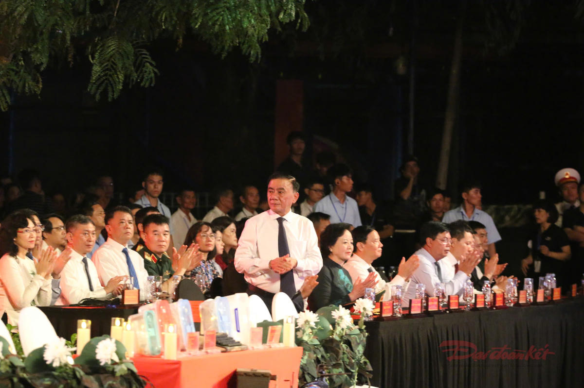 Cầu truyền hình trực tiếp 'Đi tìm đồng đội - Sao sáng dẫn đường'