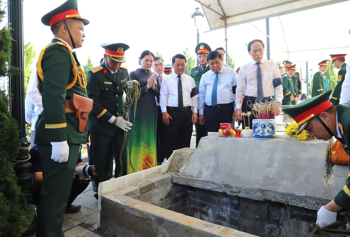 Các đại biểu thành kính tiễn đưa các Anh hùng liệt sĩ trở về với đất mẹ sau bao năm nằm lại nơi chiến trường.