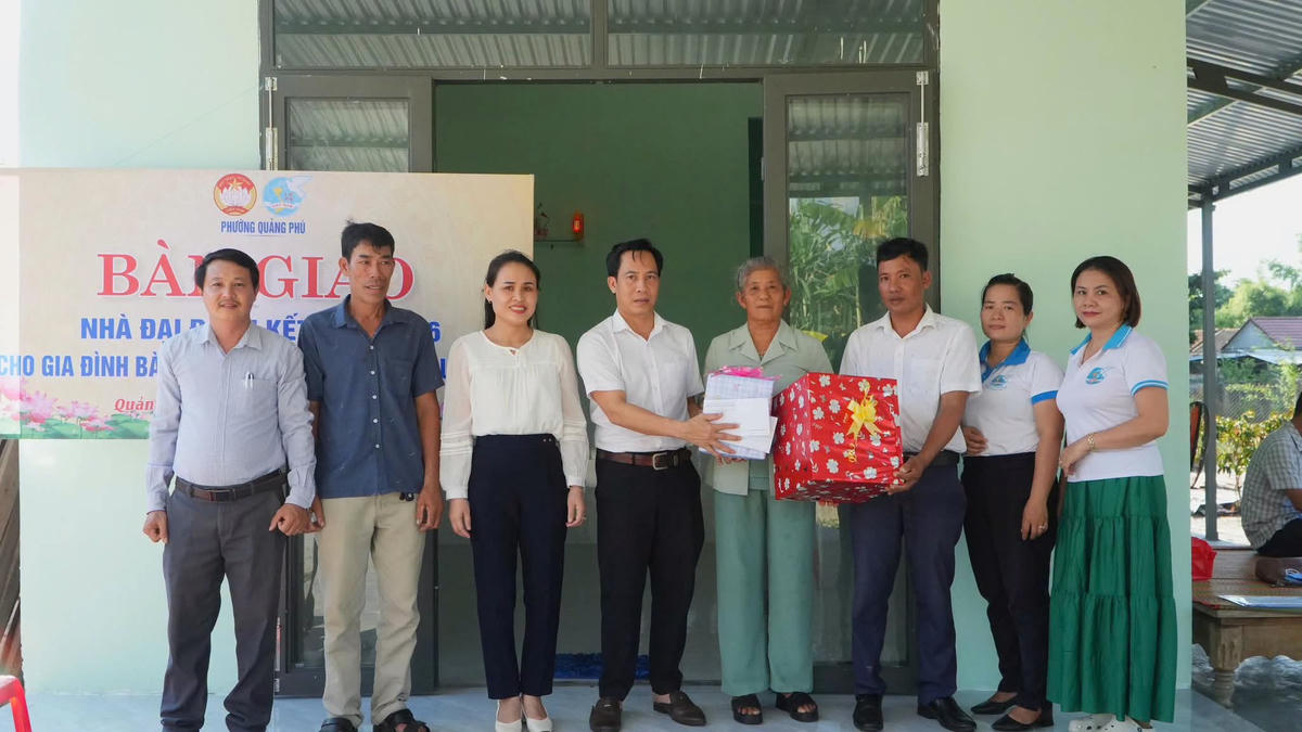 Lãnh đạo Ủy ban phường Quảng Phú trao tặng nhà Đại đoàn kết cho gia đình khó khăn. Ảnh: CĐ.