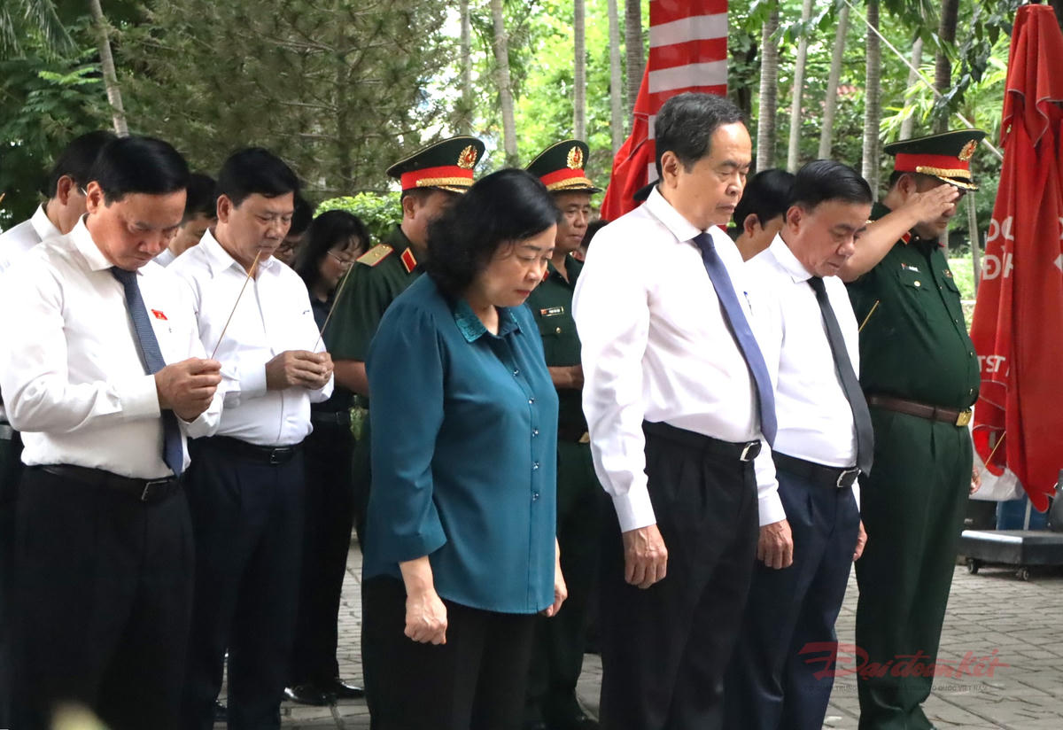 Chủ tịch Quốc hội Trần Thanh Mẫn dâng hoa, dâng hương viếng anh hùng liệt sĩ tại công viên Lê Thị Riêng