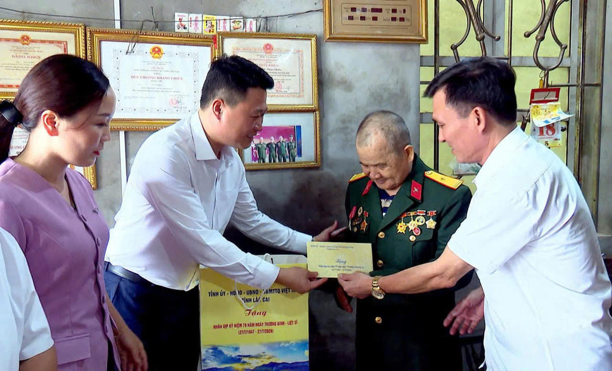 Ông Hà Đức Minh - Phó Chủ tịch thường trực Ủy ban MTTQ Việt Nam tỉnh Lào Cai thăm hỏi, trao quà cho gia đình có công tại xã Tân Hợp.