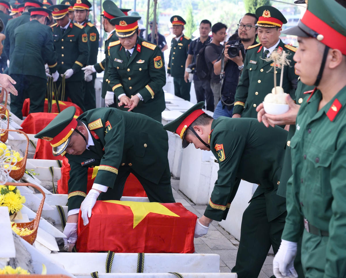 Hài cốt các Anh hùng liệt sĩ được an táng trong lòng đất mẹ tại Nghĩa trang Liệt sĩ Quốc gia Vị Xuyên, sau nhiều năm nằm lại nơi chiến trường bảo vệ biên giới phía Bắc.
