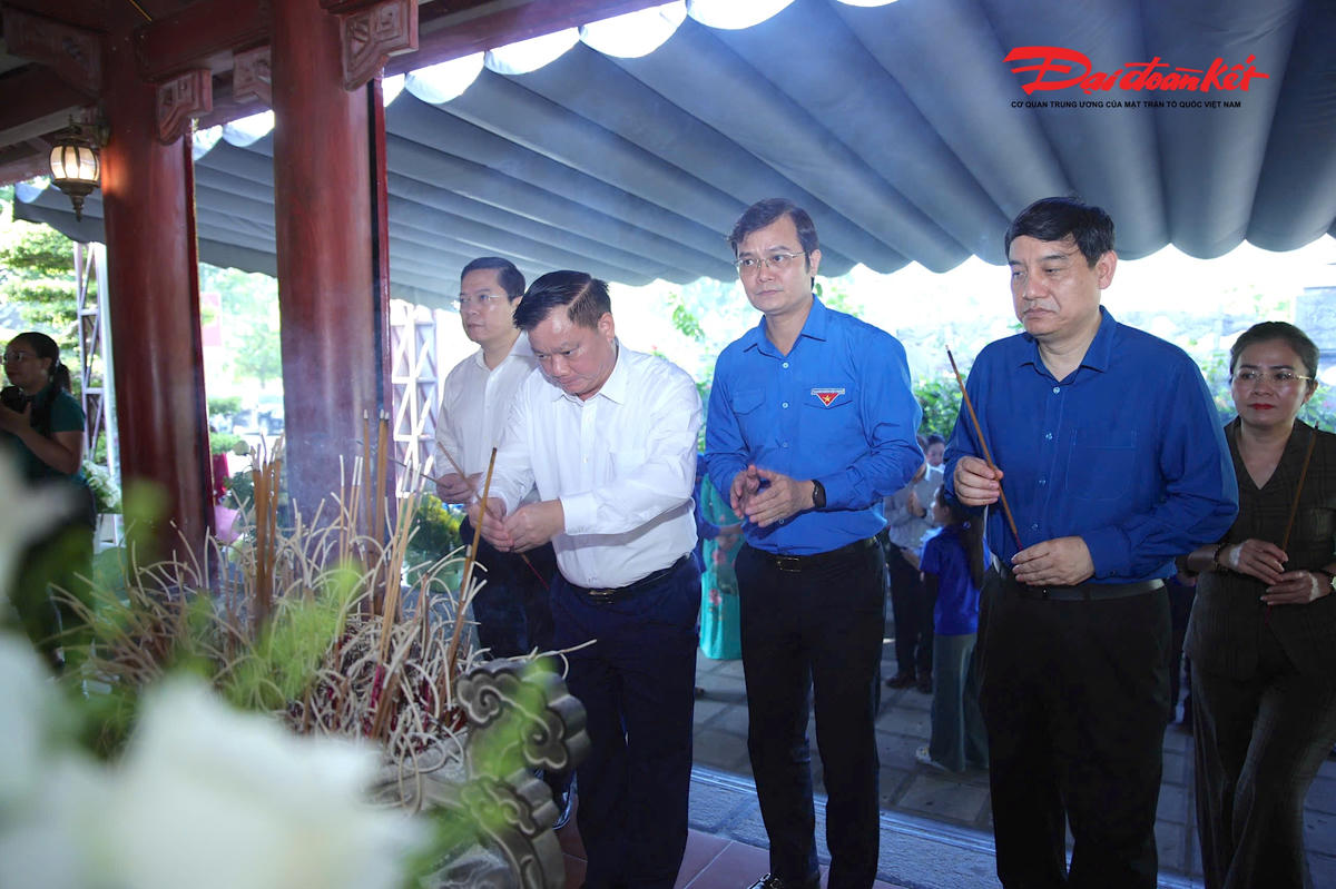 Đại diện đoàn công tác Trung ương và lãnh đạo tỉnh Nghệ An thắp hương tri ân tại Khu di tích lịch sử quốc gia Truông Bồn, tỉnh Nghệ An.