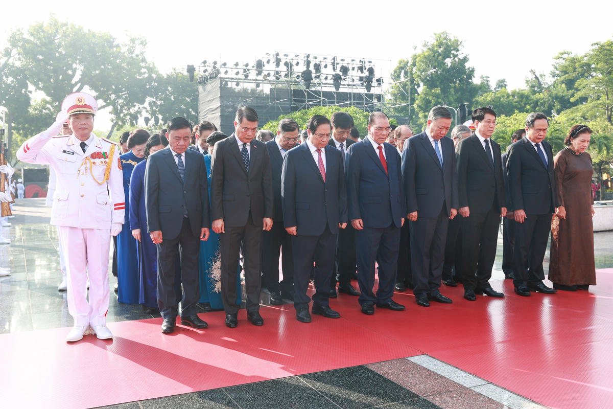 Các đại biểu tưởng niệm các Anh hùng liệt sĩ - những người con ưu tú của dân tộc đã hy sinh trọn đời mình cho quê hương, Tổ quốc.