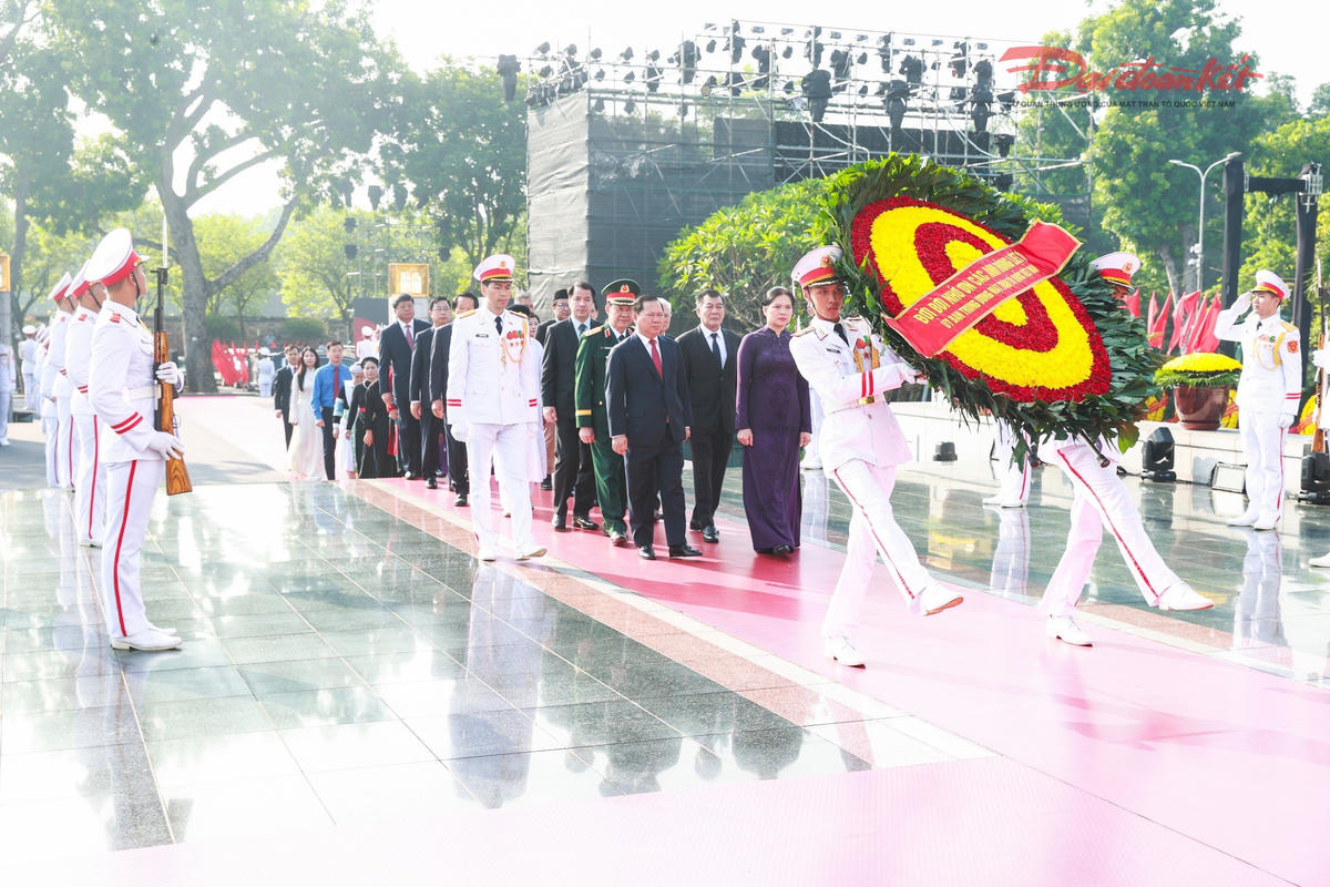 Đoàn đại biểu UBTƯ MTTQ Việt Nam đặt vòng hoa, dâng hương, tưởng niệm các Anh hùng liệt sĩ tại Đài tưởng niệm các Anh hùng liệt sĩ trên đường Bắc Sơn. Ảnh: Quang Vinh.