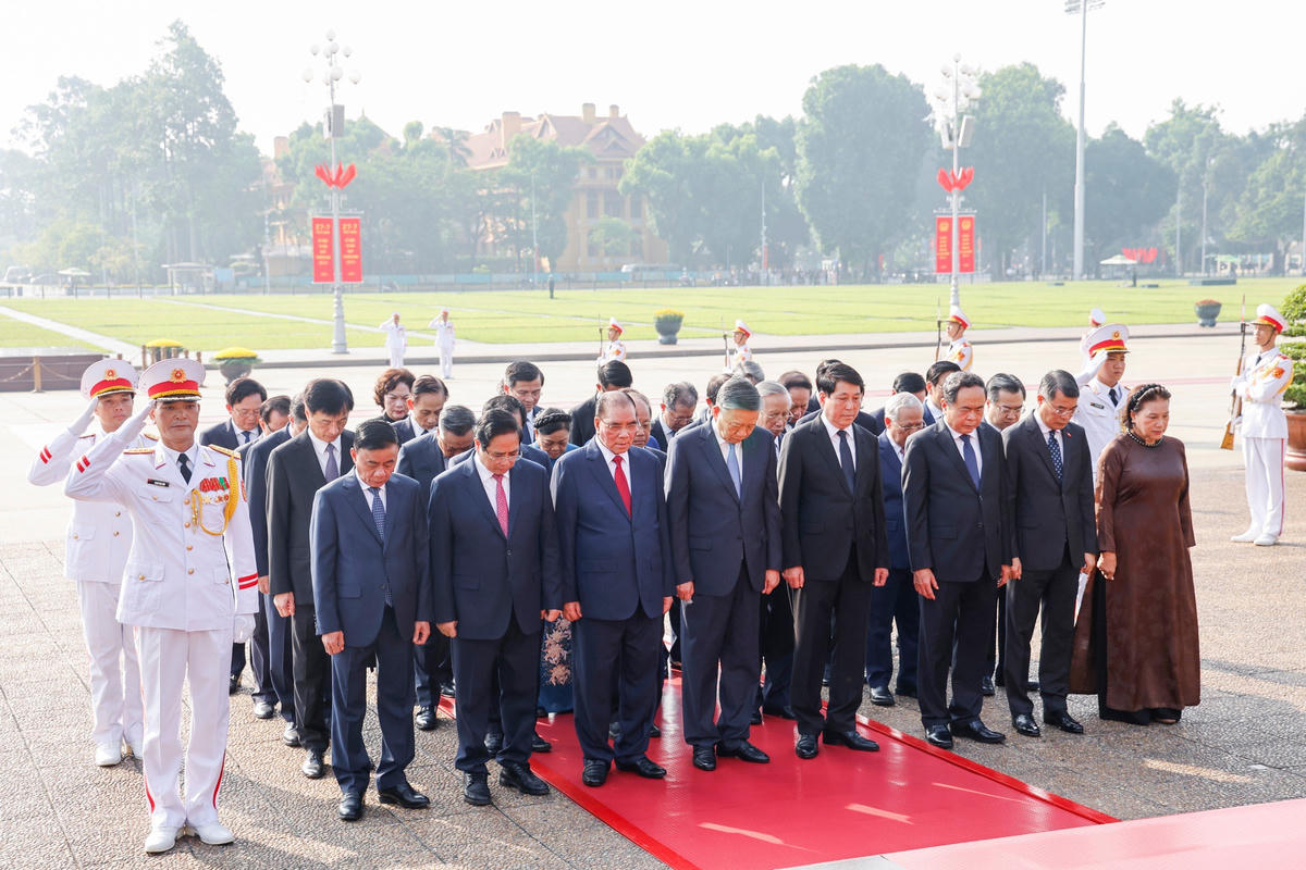Trước anh linh Chủ tịch Hồ Chí Minh, Đoàn đại biểu bày tỏ lòng biết ơn vô hạn, thành kính tưởng nhớ công lao to lớn của Người đối với sự nghiệp cách mạng của Đảng và dân tộc ta. 